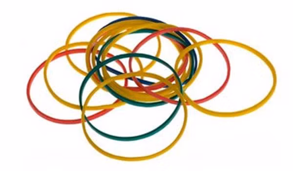 Dùng dây thun để ngăn ngừa hội chứng ống cổ tay (tê và đau bàn tay). Bạn chụm các ngón tay lại, luồn sợi dây thun qua phía dưới các đầu ngón tay. Sau đó mở rộng bàn tay cho sợi dây thun tuột về phía cổ tay. Lặp lại 10 lần cho mỗi bên tay.