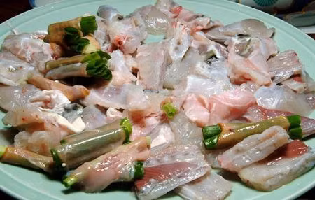 Cá nóc sống, Nhật Bản. Chất độc chính trong cá nóc là tetrodotoxin. Chất này có mặt trong hầu hết các bộ phận của cá nóc nhưng hàm lượng rất cao trong trứng, ruột, gan, phần thịt bụng cá và tetrodotoxin cũng tăng lên gấp nhiều lần vào mùa cá sinh sản.