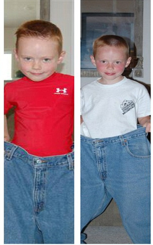 Chàng trai nhỏ với vẻ mặt hài hước khi lại được diện đồ "mỗi năm một lần".