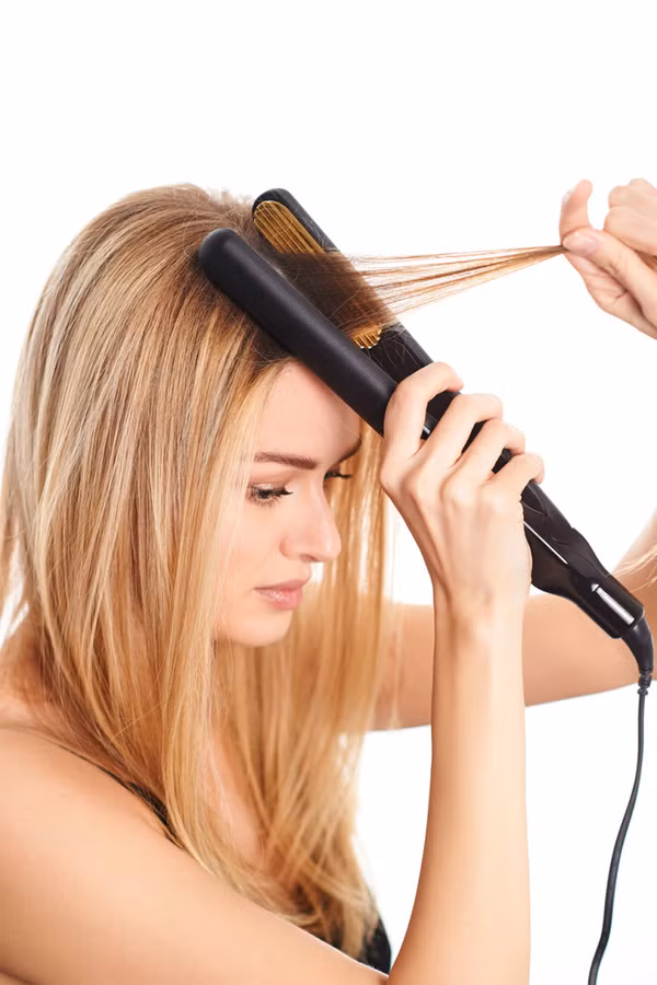 Là tóc. Hãy là lại cả mái tóc của mình từ gốc đến ngọn. Tóc sau khi được là sẽ óng ả và mượt mà theo nếp hơn. Nó cũng dễ dàng che dấu được phần tóc bị lộ màu khác.