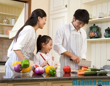 Tình yêu đối với vợ của người chồng đôi lúc không chỉ nói những lời sáo rỗng mà còn được thể hiện qua một số những hành động trong cuộc sống, cùng xem những hành động giúp người đàn ông lấy lòng vợ mình.