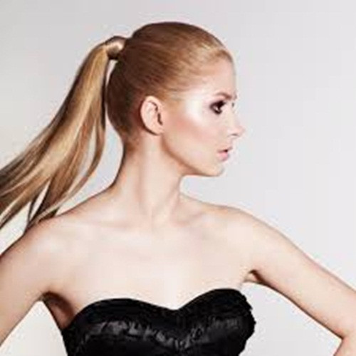 Tóc đuôi ngựa. Kiểu tóc này luôn là lựa chọn hoàn hảo cho mọi trường hợp không chỉ vì nó dễ thực hiện mà còn che dấu tốt cho những ngày đầu bết. Bạn chỉ việc thu hết tóc về đằng sau và buộc gọn lại ở phần gáy với một chiếc dây thun.