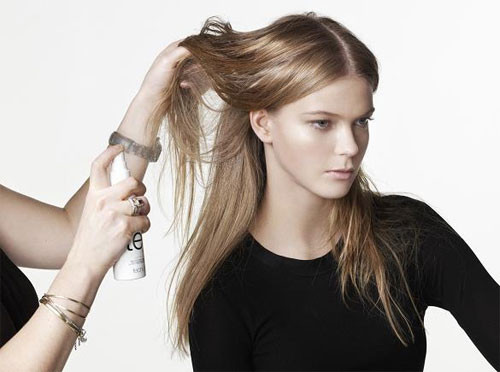 Nếu như tóc bạn bị bết, lời khuyên hàng đầu là đừng đánh cho nó rối tung vì nó sẽ trông rất nhờn và xơ. Bạn nên dùng một chút dầu gội khô và tạo thành những kiểu tóc lọn sẽ che dấu được những cây tóc bẩn.