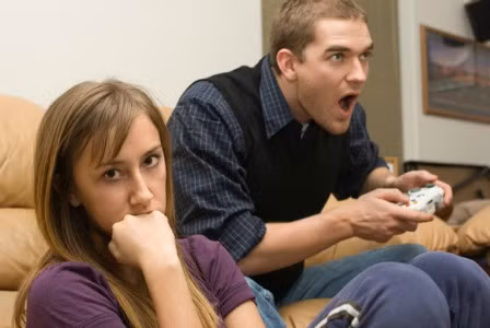 Nhu cầu tình cảm không được đáp ứng. Nếu bạn thường xuyên cảm thấy không muốn nghe, hiểu lầm và không còn có ý định muốn chia sẻ những mong muốn cá nhân với đối tác thì nó là lá cờ đỏ lớn.