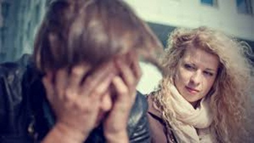 Bạn kiểm tra email và điện thoại của đối tác. Đây là lá cờ đỏ cho thấy tốt hơn hết là kết thúc mối quan hệ trước khi nó xấu đi. Niềm tin là yếu tố quan trọng trong bất kỳ mối quan hệ nào. Vì thế mà không có cách nào duy trì nó nếu như bạn không còn niềm tin.