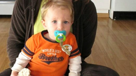 Dựa theo báo cáo của pháp y, cặp vợ chồng này đã dùng nước trộn với siro và nước hoa quả đông lạnh cho con uống để tăng cường hệ thống miễn dịch. Họ cũng được cho là đã nghiền hành tây, tỏi và gừng cho con uống khi bé có tình trạng không thở được.