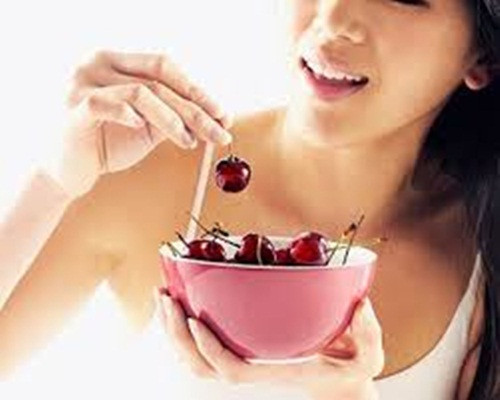 Những quả cherry đỏ mọng chứa các chất dinh dưỡng như protein, vitamin, canxi, sắt, photpho, kali, là những dưỡng chất rất cần thiết cho cơ thể. Tuy nhiên, với những ai có bệnh tiểu đường đừng nên quá tham lam ăn vào ban đêm mà hại cho sức khỏe.