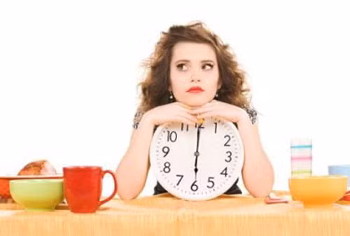 Ăn ít hoặc bỏ qua bữa tối. Không ăn bữa tối là cách chữa bệnh trong y học cổ truyền Trung Quốc và Phật giáo. Nhiều nghiên cứu đã chứng minh, bỏ qua bữa tối cũng không ảnh hưởng gì đến sức khỏe của bạn. Tất nhiên, bạn có thể ăn cháo loãng hoặc trái cây để duy trì năng lượng cơ thể.