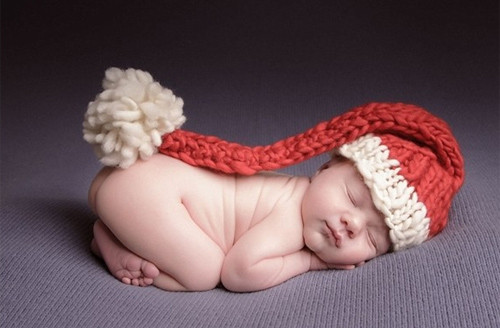 Phá vỡ đồng hồ sinh học của bé. Trẻ mới sinh không thể nhận biết được ngày đêm, vì thế mà giúp bé phân biệt một cách tự nhiên nhất sẽ cực kỳ quan trọng. Nếu cứ để bé ngủ dưới ánh đèn thì nguy cơ bé quấy khóc rất cao.