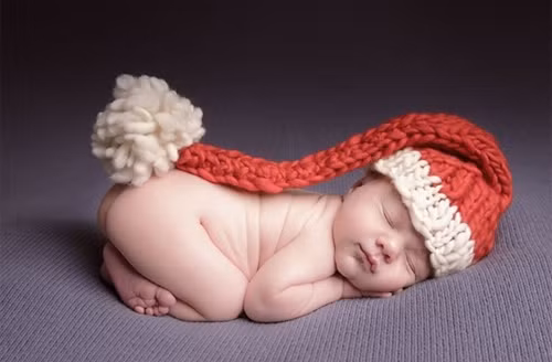 Phá vỡ đồng hồ sinh học của bé. Trẻ mới sinh không thể nhận biết được ngày đêm, vì thế mà giúp bé phân biệt một cách tự nhiên nhất sẽ cực kỳ quan trọng. Nếu cứ để bé ngủ dưới ánh đèn thì nguy cơ bé quấy khóc rất cao.