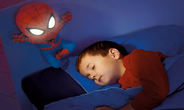 Trẻ bị béo phì. Ngủ dưới ánh đèn cũng là nguyên nhân gây béo phì. Do ánh đèn gây ra mức chênh lệch lượng đường trong cơ thể dẫn đến ảnh hưởng đến cân nặng và gây béo phì.
