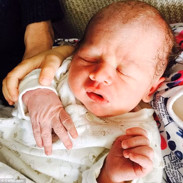 Nếu như được đưa đến bệnh viện, bé có thể được uống kháng sinh đầy đủ. Sau 5 giờ về nhà từ nhà hộ sinh thì bé gục xuống và được bố mẹ đưa đến bệnh viện. Mọi nỗ lực cứu sống Charlie ở đây đều thất bại. Bé chỉ sống được đúng 1 ngày sau khi sinh ra.