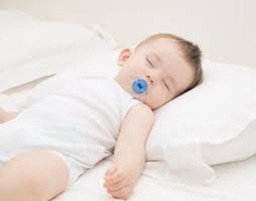 Làm thân nhiệt của trẻ tăng. Những mẫu gối dành cho trẻ sơ sinh được yêu thích nhất có vỏ trông bắt mắt lại làm bằng polyester hoặc không phải vải sợi bông. Loại vải này có thể làm tăng nhiệt dưới đầu và làm cho thân nhiệt của bé biến động, gây tử vong và đe dọa tính mạng của trẻ.