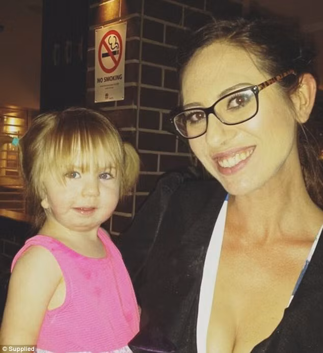 Năm trước cô bé đã phải trải qua các ca phẫu thuật tủy sống và loại bỏ u lành. Các ca phẫu thuật sẽ tiếp diễn cho đến khi Anabela 12 tuổi.