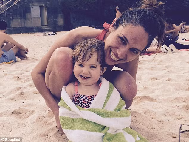 Cô bé cũng mắc chứng ngưng thở khi ngủ, điều này có nghĩa em phải thở oxy để không bị ngưng thở 2 phút/lần.