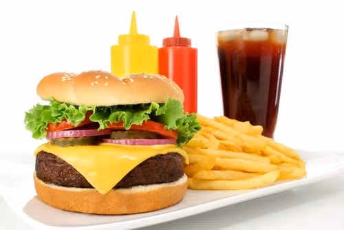 Đồ ăn vặt hoặc đồ uống có ảnh hưởng đến giấc ngủ của con vào ban đêm. Nhiều bậc cha mẹ không nhận ra một số loại đồ ăn nhanh hoặc đồ uống sẽ có caffeine tác động trực tiếp đến giấc ngủ của con. Trẻ sẽ có biểu hiện bất an, bồn chồn, khó ngủ do vậy mà cấm tiệt con ăn vặt vào đầu giờ chiều.