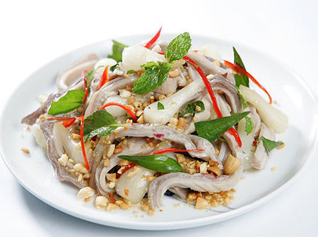 Bồn bồn trộn thịt bò hoặc tai heo. Món ăn dễ làm này để làm mồi nhậu lai rai thì không còn gì bằng. Nguyên liệu chính là thịt bò và lõi cây bồn bồn, cùng với các loại rau thơm và gia vị, lạc rang giã nát trộn đều. Món nộm đặc biệt này ăn cùng phồng tôm thì tuyệt cú mèo.