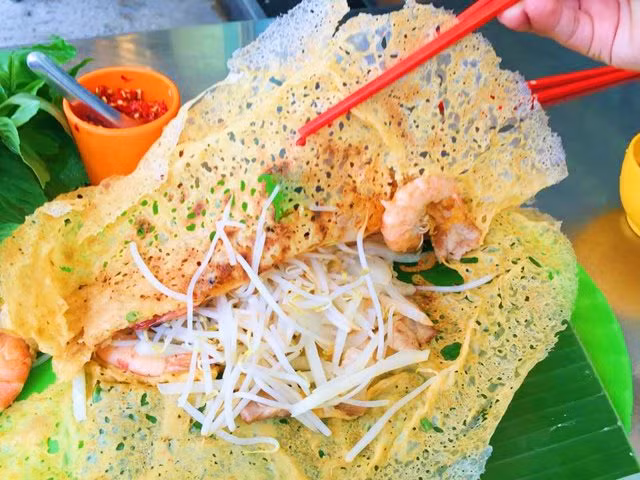 Bành xèo là món ăn phổ biến ở Nam Bộ, tùy vào cách chế biến mà nó mang những hương vị riêng của từng vùng, miền. Riêng ở miền Tây, nhân bánh có thêm bồn bồn chẻ nhỏ cùng các loại thịt khác. Mùi vị bùi bùi ngọt ngọt của bồn bồn sẽ làm cho loại bánh này có hương vị đặc biệt hơn.