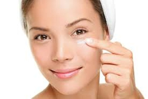 Kem gồm thành phần retinol. Tuy rằng retinol được dùng như chất chống mụn và chống lõa hóa, nhưng dùng nó là không nên bởi nó quá mạnh cho da. Nên bôi loãng sẽ ít ảnh hưởng hơn. Ngoài ra, một số trường hợp, sản phẩm này gây đỏ da và phát ban.