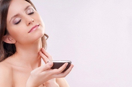 Tuy nhiên, nhiều bác sỹ da liễu và thẩm mỹ cho thấy một số sản phẩm dưỡng da có thể gây hại da. Vì chúng sẽ gây ra phản ứng xấu gây khô da hoặc mụn nhọt. Dưới đây là 5 sản phẩm không bao giờ nên bỏ lên mặt.