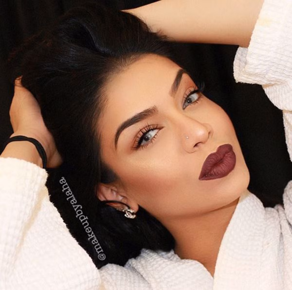 Hay “Chúng ta phải hoan nghênh sự cống hiến của Alaha với nghề và khả năng có thể tạo ra tác phẩm make up tuyệt đẹp trong đau đớn và hồi hộp. Cô ấy cũng nhắc nhở chúng ta phụ nữ hãy đẹp trong bất cứ hoàn cảnh nào”.