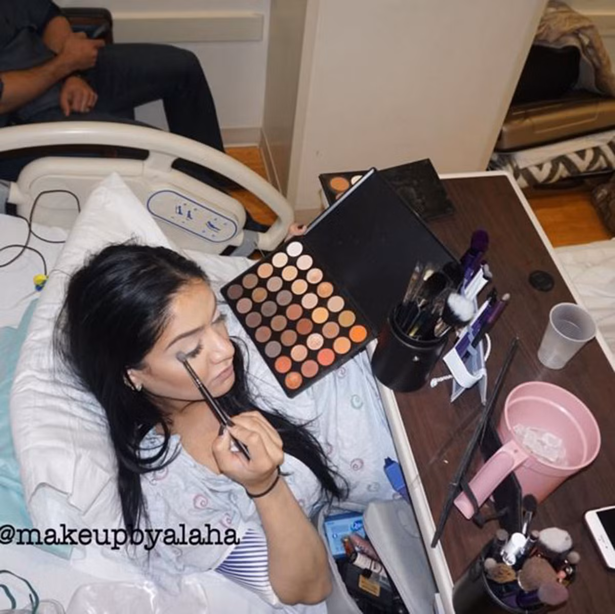 Alaha Majid, 27 tuổi đăng những bức hình mình đang tự make up trong khi vẫn nằm trên bàn đẻ khiến ai nấy đều sửng sốt và ngưỡng mộ.
