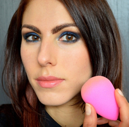 Che khuyết điểm dưới mắt. Các cô nàng thường thoa kem che khuyết điểm ở dưới bọng mắt đến đuôi mắt nhưng thực ra vết quầng thâm lại nằm ở vị trí khác. Bạn nên đặt gương và cúi xuống để nhìn ra quầng thâm ở chỗ nào mới chính xác.