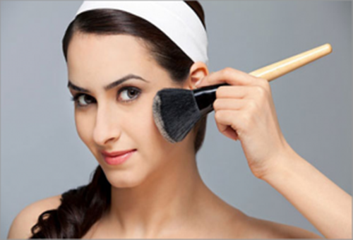 Khuôn mặt của bạn có nhiều vùng khác nhau, và tùy vào từng kiểu trang điểm cũng như tình trạng da, bạn sẽ có phương án để phủ phấn lót khoa học nhất, tránh tình trạng dùng quá nhiều khiến gương mặt trở nên mất tự nhiên.