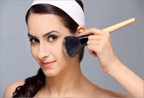 Khuôn mặt của bạn có nhiều vùng khác nhau, và tùy vào từng kiểu trang điểm cũng như tình trạng da, bạn sẽ có phương án để phủ phấn lót khoa học nhất, tránh tình trạng dùng quá nhiều khiến gương mặt trở nên mất tự nhiên.