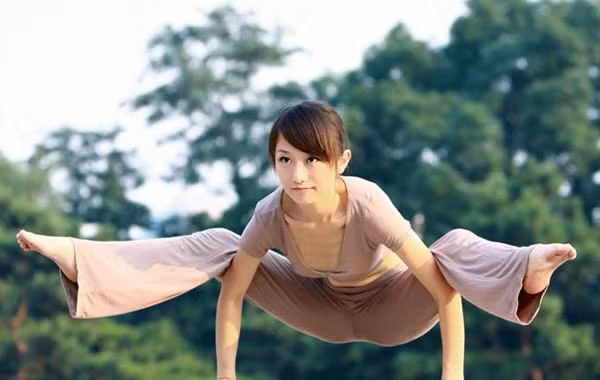 Tập yoga. Yếu tố thấm mồ hôi không phải là quan trong nhất nhưng nên chọn đồ lót mỏng và đàn hồi bởi các tư thế yoga cần sự chuyển động mạnh và căng, chậm. Nếu đồ lót quá chặt sẽ làm cho bạn thực hiện các động tác khó khăn.