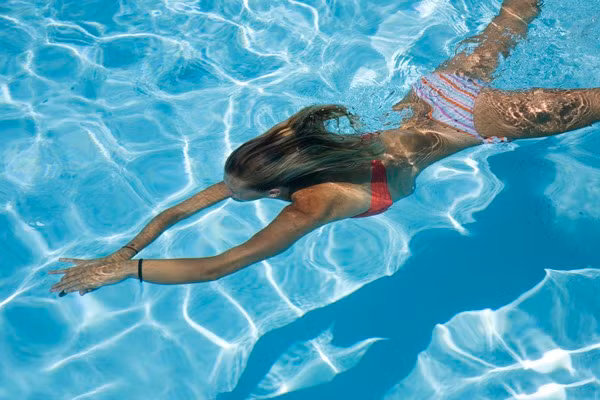 Đi bơi. Hãy chọn loại vải ít thấm nước. Khi đi bơi, nếu bạn chọn loại vải mỏng quá thấm sẽ làm cho bộ quần áo dính sát vào da khó khăn trong các chuyển động. Hơn nữa, loại vải có khả năng thấm ít sẽ có thể khử trùng cơ thể, ngăn chặn vi khuẩn và hóa chất của hồ bơi.