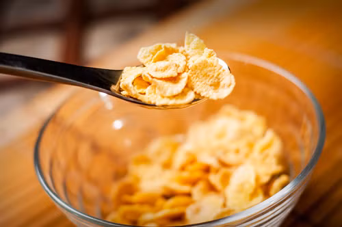 Ngũ cốc. Các loại ngũ cốc dường như là món ăn sáng rất được ca ngợi nhưng lại không có lợi cho sức khỏe. Đa số nó đều chứa nhiều carbonhydrat và gluten có thể gây nghiện, dẫn đến cảm giác thèm ăn nhiều hơn.