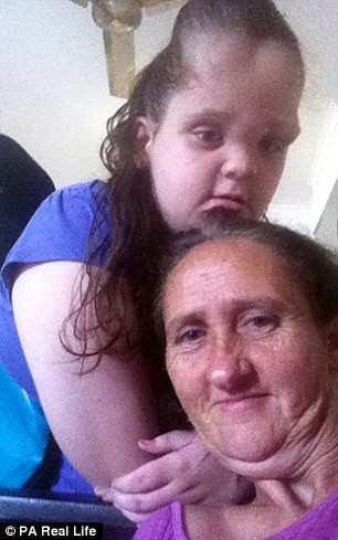 Mẹ của cô gái đã chia sẻ câu chuyện bệnh tật của con mình và đưa con đi chữa khắp nơi nhưng các bác sỹ cũng đành bó tay. Tori không thể tự chăm sóc cuộc sống cho mình và sinh hoạt hoàn toàn dựa vào mẹ.