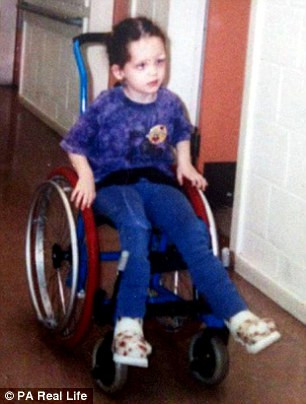 Căn bệnh phát triển khi Tori được18 tháng tuổi, chi chít các khối u lành tính mọc dưới gan bàn chân khiến cô bé không thể đi giày. Đến năm 7 tuổi thì tình trạng bệnh này lan đến ống cổ tay.