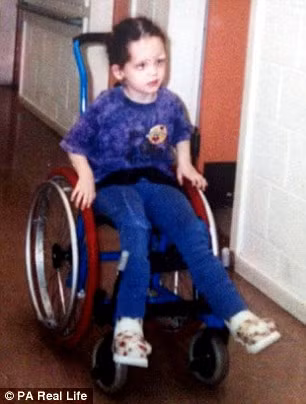 Căn bệnh phát triển khi Tori được18 tháng tuổi, chi chít các khối u lành tính mọc dưới gan bàn chân khiến cô bé không thể đi giày. Đến năm 7 tuổi thì tình trạng bệnh này lan đến ống cổ tay.