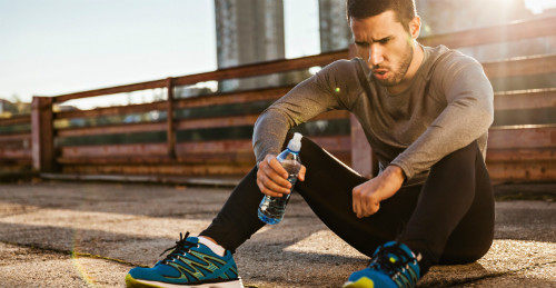 Mệt mỏi hoặc buồn chán. Ủ rũ, chán nản và mệt mỏi cũng là dấu hiệu cho thấy bạn đã tập luyện quá sức. Tập thể dục luôn mang đến niềm vui cho con người nhờ phóng thích hormone chống căng thẳng endorphin.