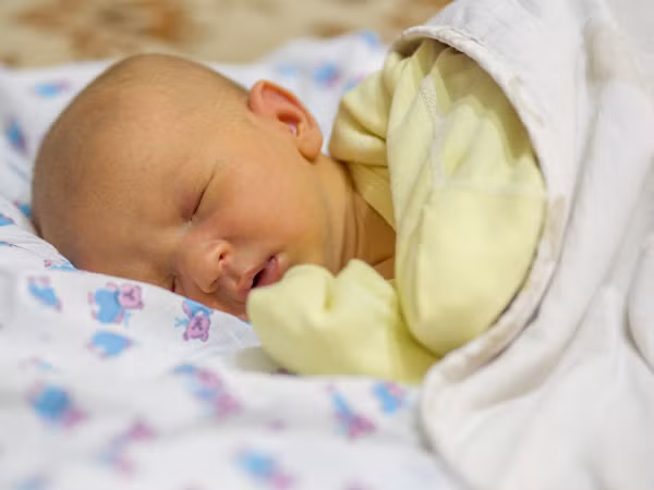 Các vấn đề sức khỏe. Nếu bé sơ sinh quá nhẹ cũng là một điều cần lưu ý. Nguyên nhân có thể ở người mẹ hoặc yếu tố di truyền hoặc do một số điều kiện trong nhau thai.