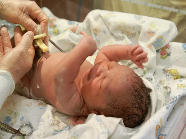 Nếu có vấn đề với nhau thai thì lượng máu đến thai nhi giảm, điều này hạn chế lượng oxy hoặc chất dinh dưỡng để bé hấp thụ và kết quả là ảnh hưởng tiêu cực đến sự tăng trưởng của bé.