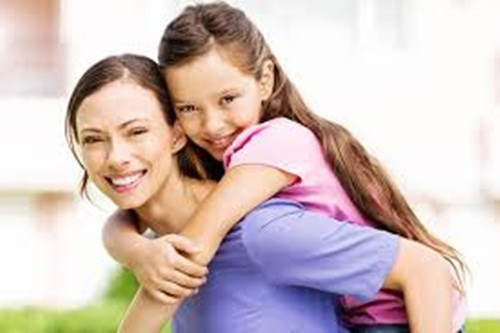 Học cách khoan dung với bản thân. Nhiều bé gái vị thành niên bi quan khi thất bại và điều này dễ dẫn đến khả năng trầm cảm cao. Để ngăn chặn việc này, cha mẹ nên dạy họ cách đối mật với thất bại, dạy con gái cách tự khoan dung với bản thân mình thay vì dằn vặt trách cứ bản thân. Bằng cách này, con có thể tự đứng lên sau những vấp ngã và yêu thương bản thân nhiều hơn.