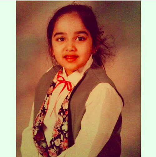 Từ đó, cô bắt đầu bị mất cân bằng nội tiết và mọc râu trên khuôn mặt như đàn ông. Đối mặt với nhiều lời bàn tán và chỉ trích mà cô luôn phải cạo râu cho đến năm 16 tuổi.