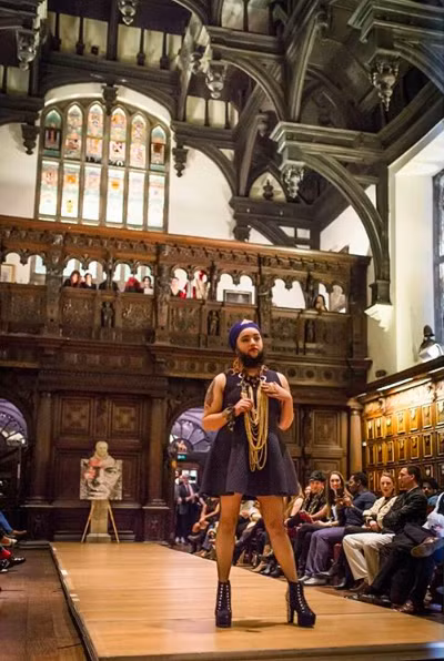 "Nó làm cho tôi cảm thấy mình như một người phụ nữ tự tin dũng cảm chẳng sợ gì phá vỡ các chuẩn mực của xã hội".