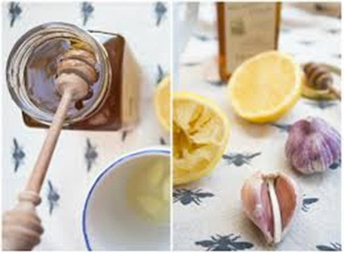 Cách làm trà tỏi. Đầu tiên là cắt tỏi lát mỏng và bỏ vào cốc nước đun cho sôi. Sau đó thêm vào một lát gừng băm nhỏ tiếp tục đun trong 15 phút. Tắt lửa và cho thêm 1 thìa nước cốt chanh và 1 thìa mật ong là đã có một cốc trà tỏi thơm lừng đủ vị.