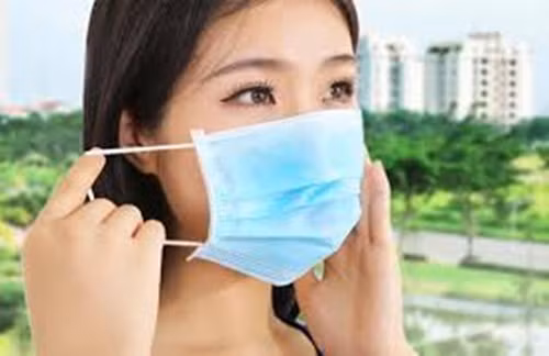 Bạn nên giặt khẩu trang mỗi ngày và chọn loại vừa vặn khuôn mặt để tránh khói bụi thâm nhập vào các kẽ hở.