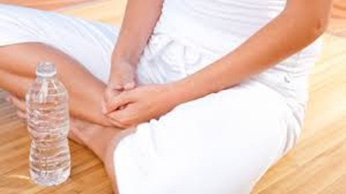 Lựa chọn sản phẩm có glycerin. Glycerin là một chất duy trì độ ẩm, vì vậy nếu bạn đang khô âm đạo hãy khôn ngoan lựa chọn dung dịch vệ sinh có chất này.