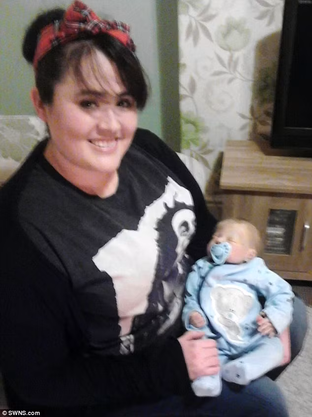 Cô Emma Cook, 28 tuổi ở xứ Wales, Anh bị hội chứng buồng trứng đa nang và bị bệnh vô sinh, không thể thụ thai tự nhiên được nữa. Chính vì khao khát được làm mẹ mà cô đã xem những con búp bê như con đẻ của mình.