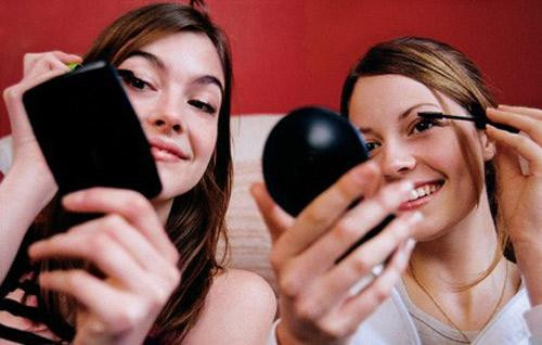 Dùng chung mỹ phẩm. Những bạn gái cùng nhà rất thường làm điều này. Quần áo, phụ kiện thời trang có thể chia sẻ được nhưng đồ make up thì tuyệt đối không.