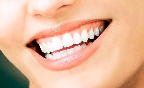 Hiện tại, bác sỹ vẫn chưa tìm ra được nguyên nhân chính xác để giúp đỡ Linzi phục hồi sức khỏe răng miệng.