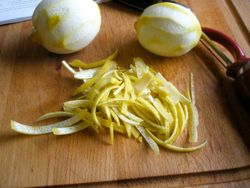 Vỏ cam vỏ chanh. Vỏ cam phơi khô xay thành bột mịn, sau đó trộn bột vỏ cam với kem đánh răng thành hỗn hợp nhuyễn để dùng đánh răng hàng ngày. Hỗn hợp vỏ cam, kem đánh răng sẽ giúp răng sáng bóng và làm bong dần lớp mảng bám răng khó chịu.