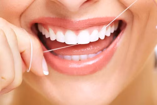 Để ngăn ngừa mảng bám răng, quan trọng là bạn có thói quen vệ sinh răng miệng tốt để không tạo điều kiện cho các loại vi khuẩn răng miệng gây ra vấn đề này. Nếu các mảng bám răng đã tích tụ thì các bài thuốc tự chế là tuyệt vời để chống lại nó.