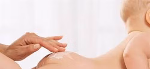 Kem hăm. Đây là loại kem bắt buộc với trẻ dưới 1 tuổi, nhất là đối với những em bé đang phải đóng bỉm. Nó có tác dụng chữa ngữa, rát và ngăn vi khuẩn tấn công vào da bé.